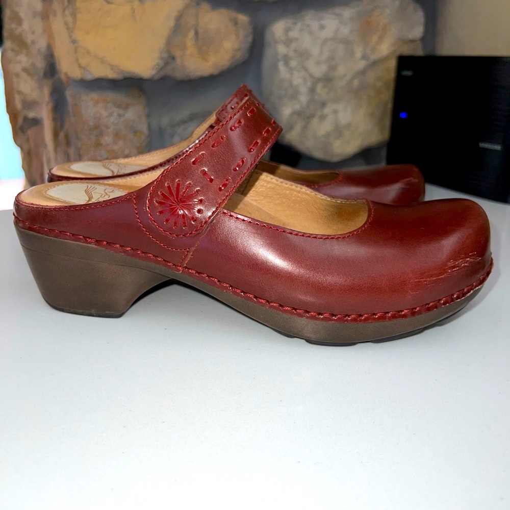 Dansko Solitaire in Red Veg Mary Jane Leather Clogs Size 40 - Picture 3 of 10